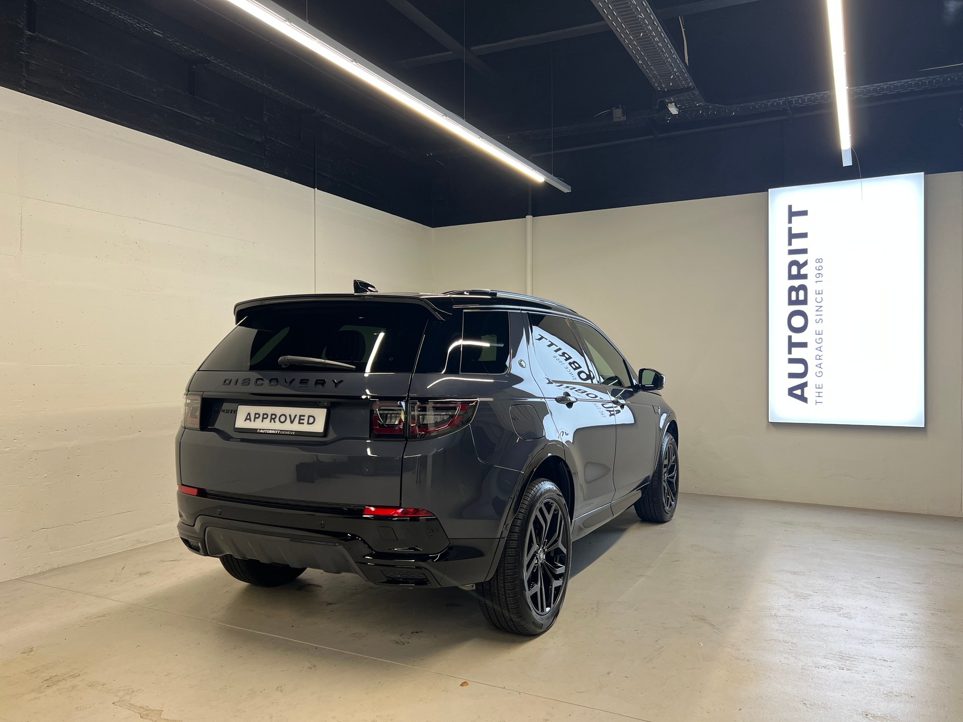 LAND ROVER Discovery Sport 1.5 T 270e Landmark-showroom-element-1
