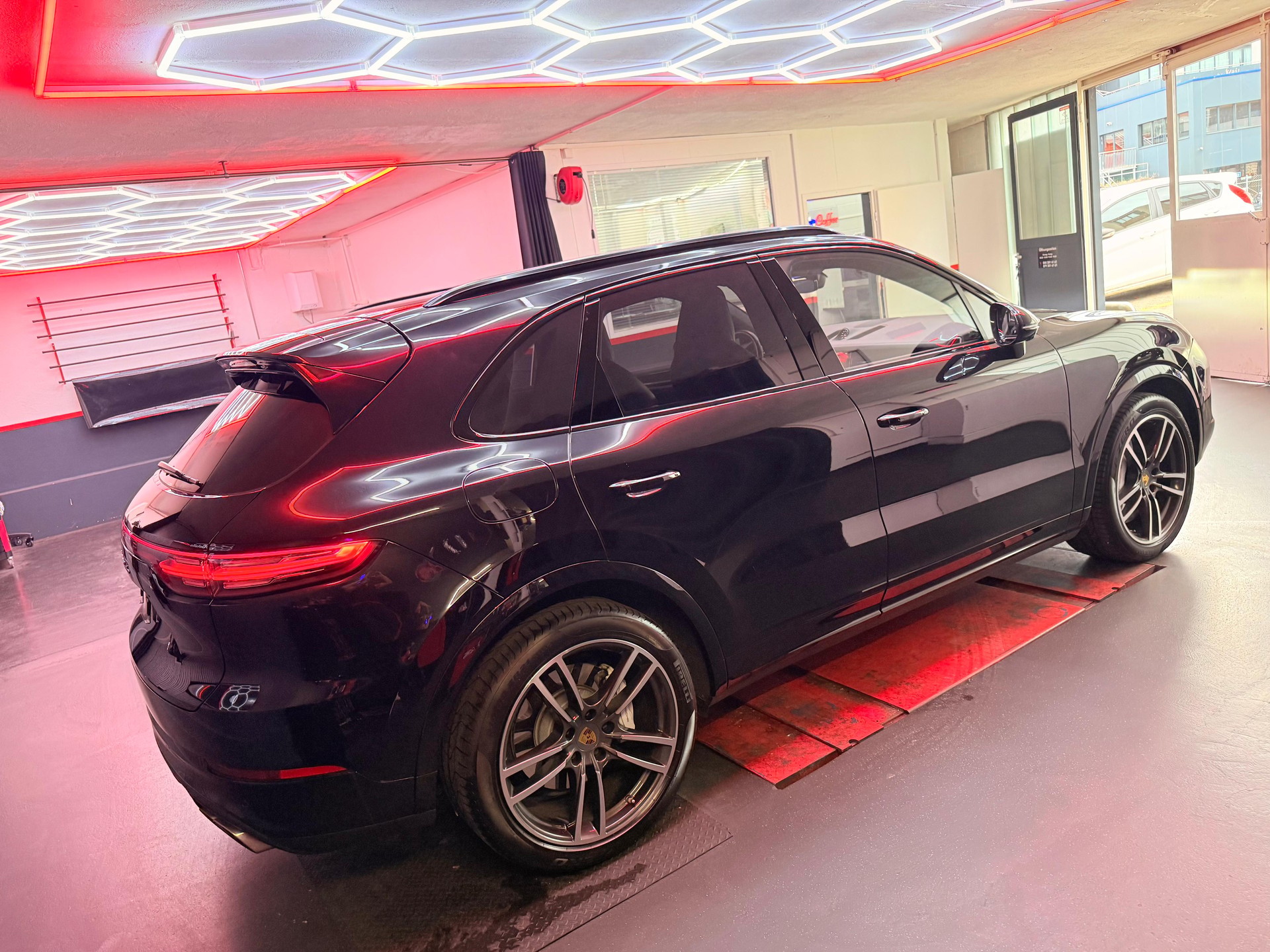PORSCHE Cayenne Turbo-image-3