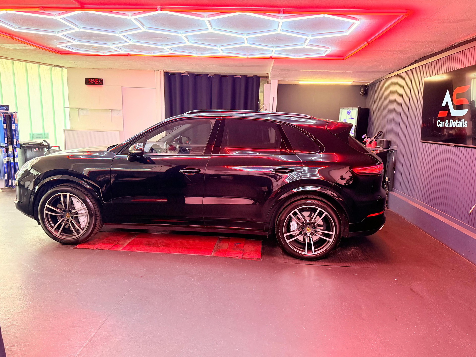 PORSCHE Cayenne Turbo-image-1