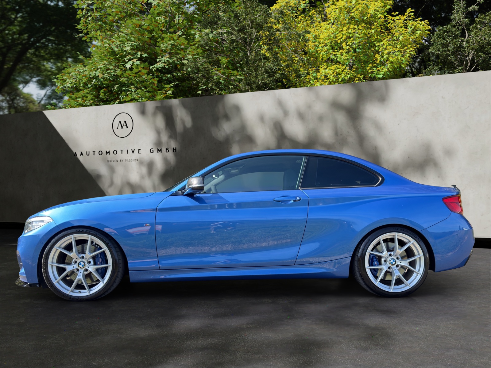 BMW M240i-showroom-element-1