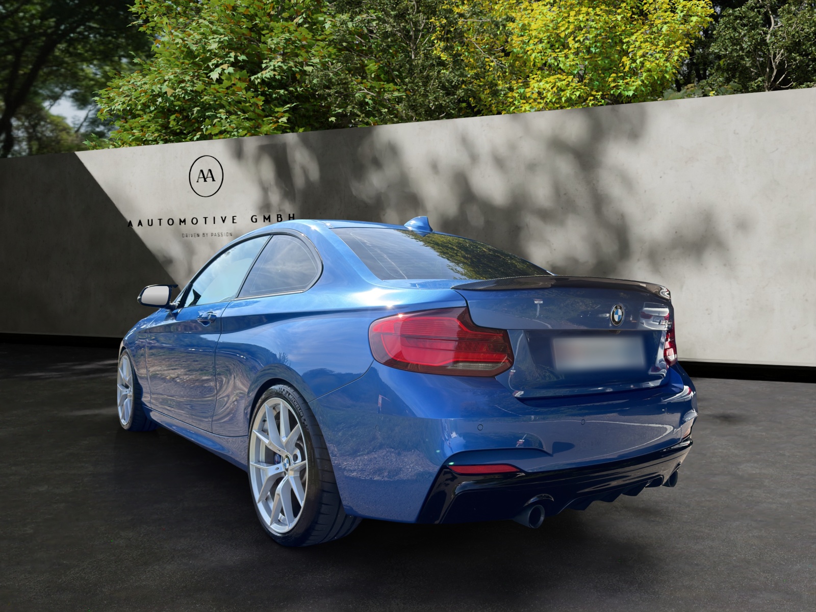 BMW M240i-showroom-element-2