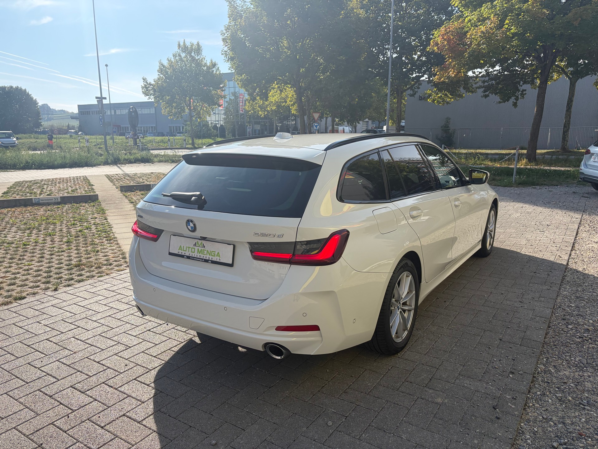 BMW 320d xDrive 48V Touring Steptronic-image-4
