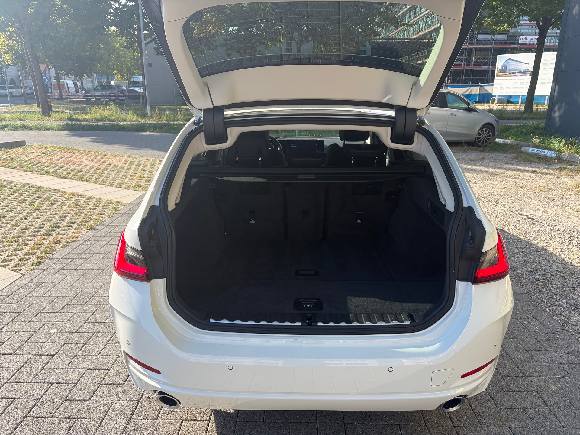 BMW 320d xDrive 48V Touring Steptronic-image-14