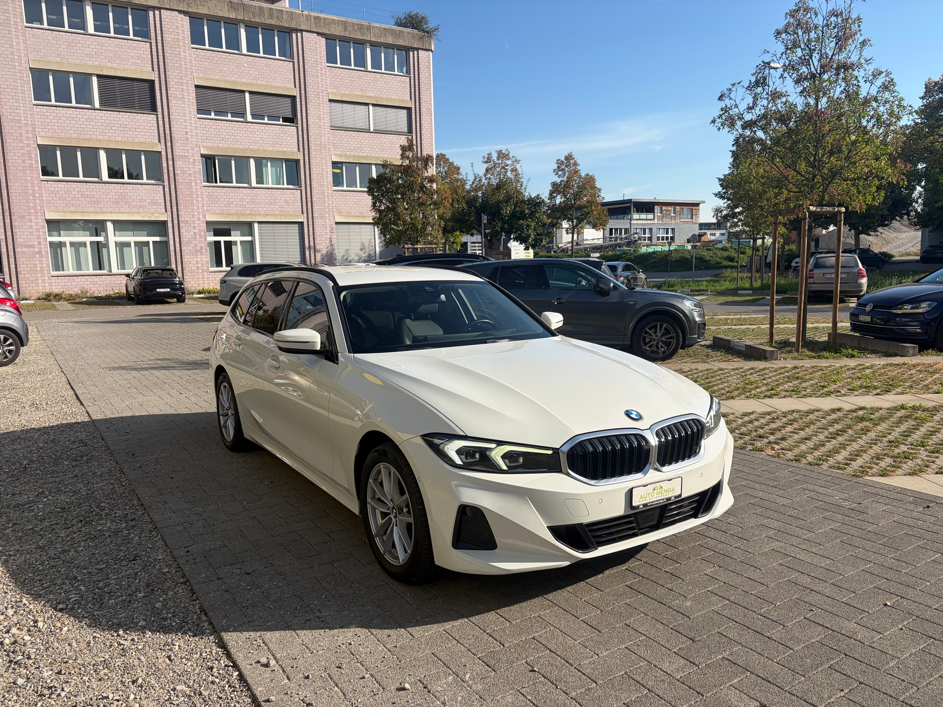 BMW 320d xDrive 48V Touring Steptronic-image-2