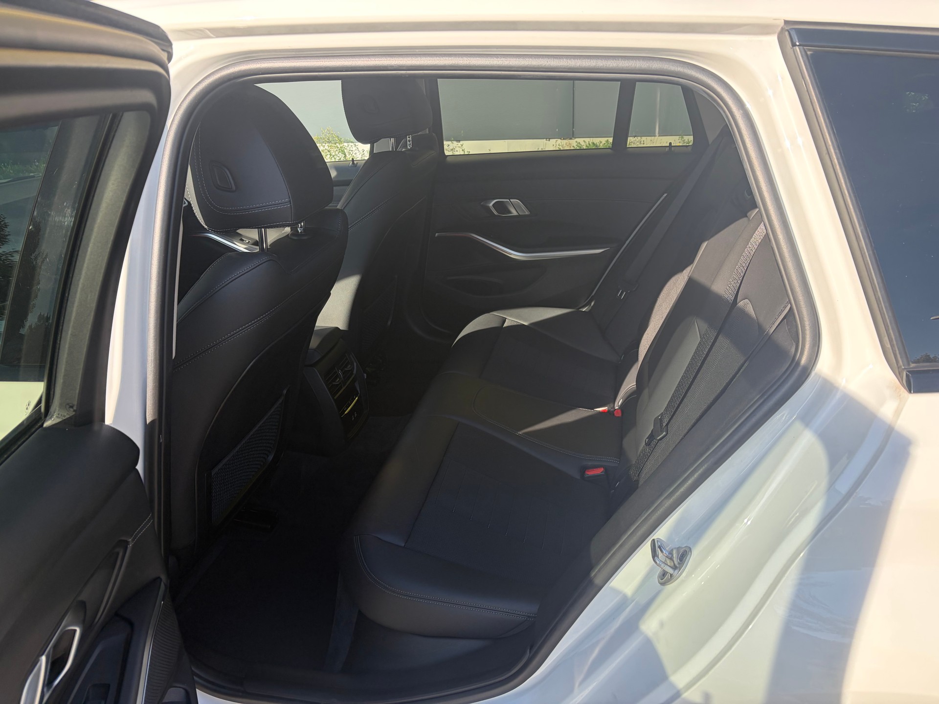 BMW 320d xDrive 48V Touring Steptronic-image-10