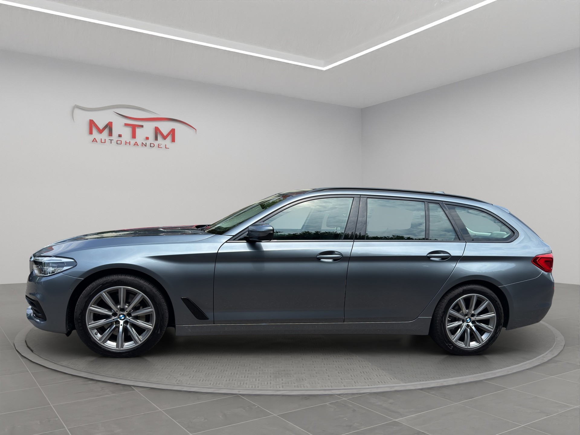 BMW 530d xDrive Touring Luxury Line Steptronic-showroom-element-3