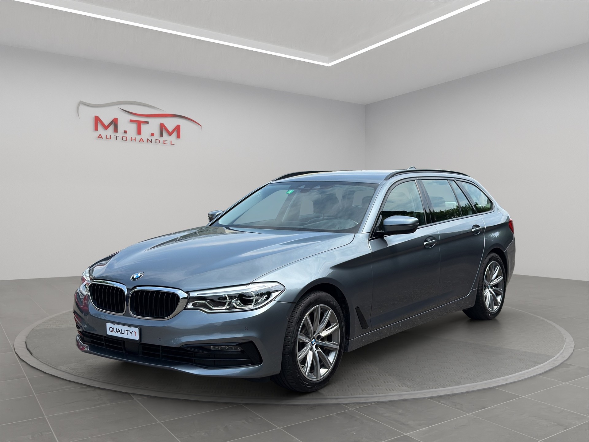 BMW 530d xDrive Touring Luxury Line Steptronic-showroom-element-2