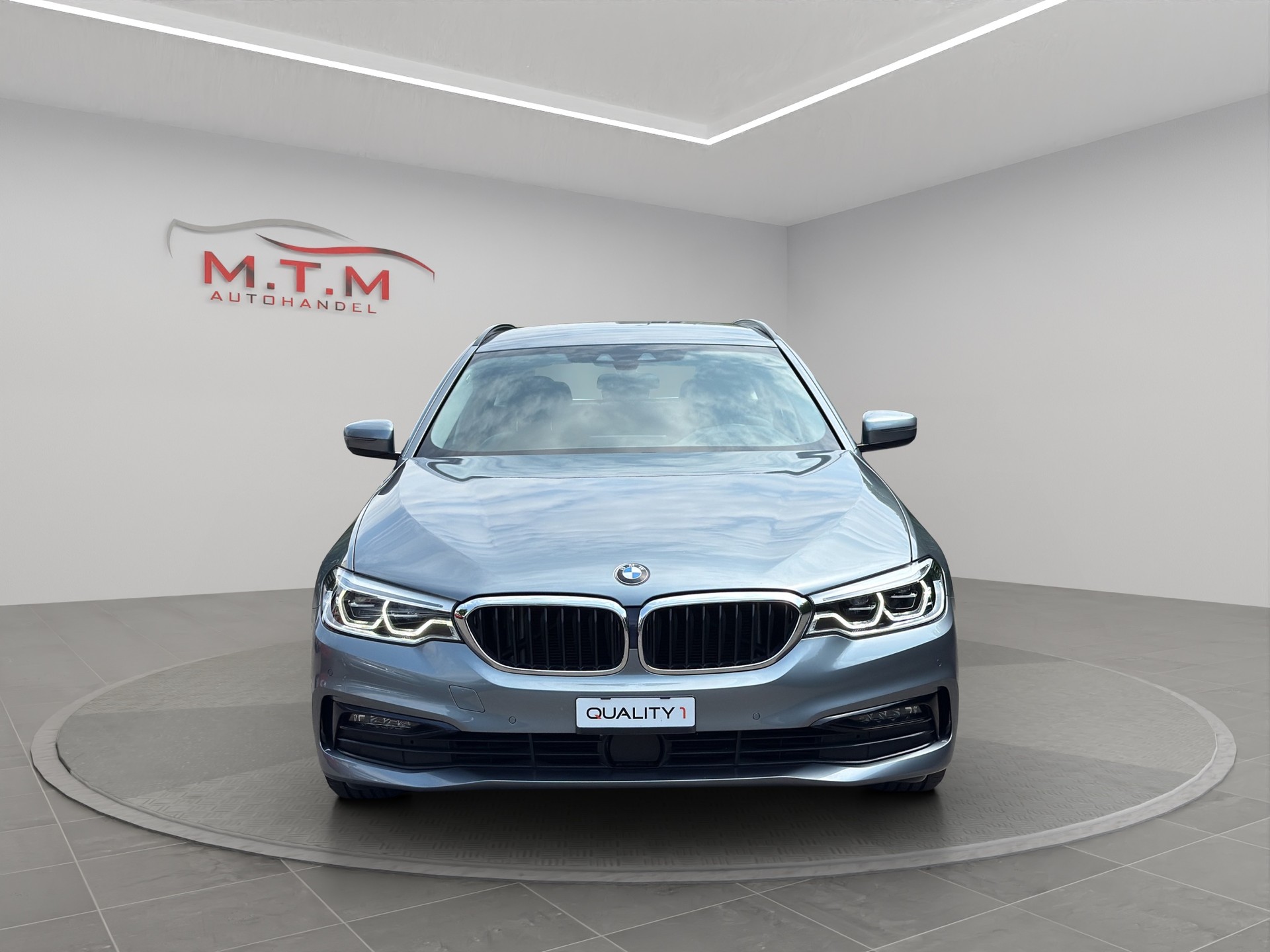 BMW 530d xDrive Touring Luxury Line Steptronic-showroom-element-1