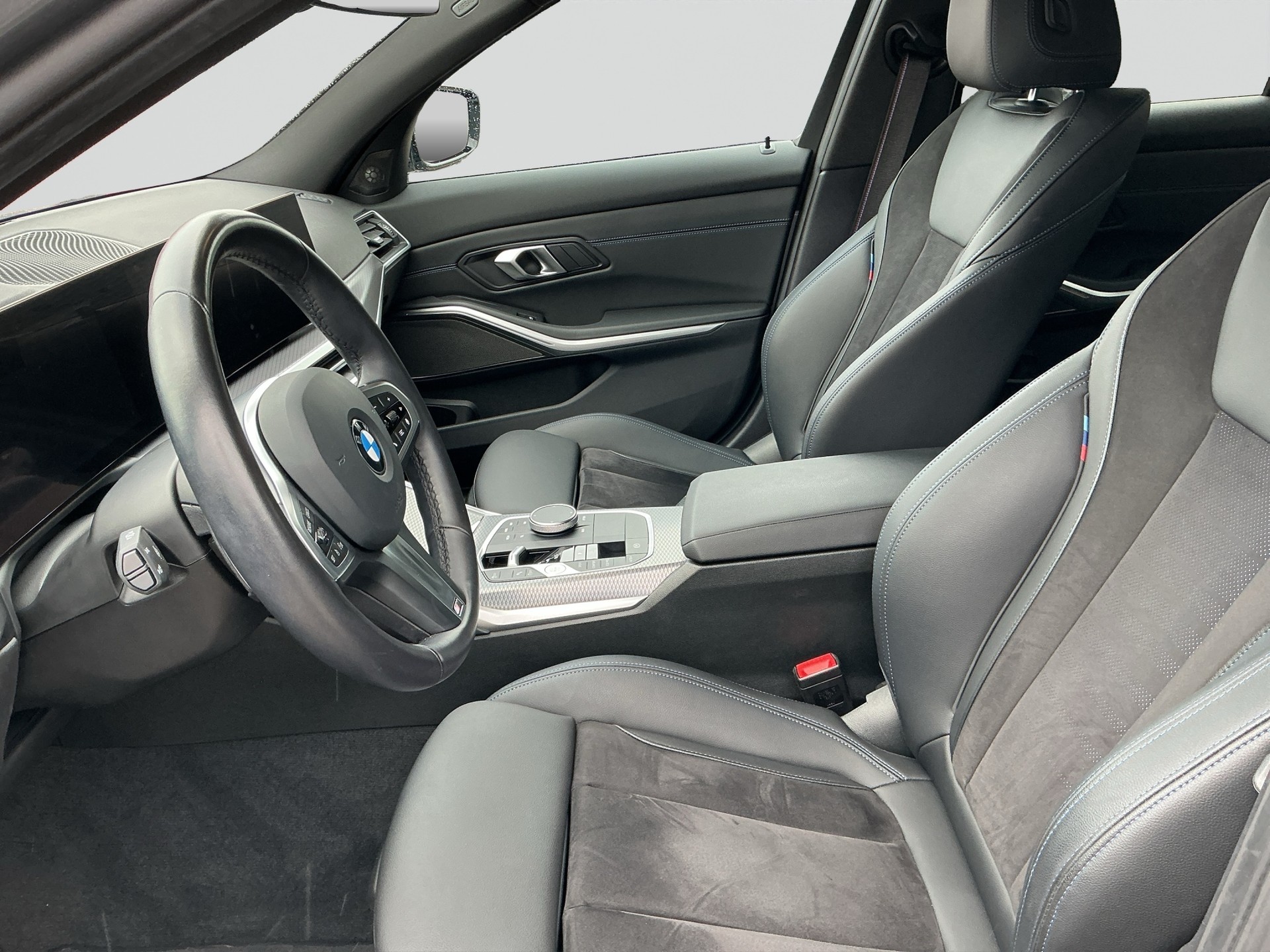 BMW 320 i Limousine M Sport Shadow Line-image-5