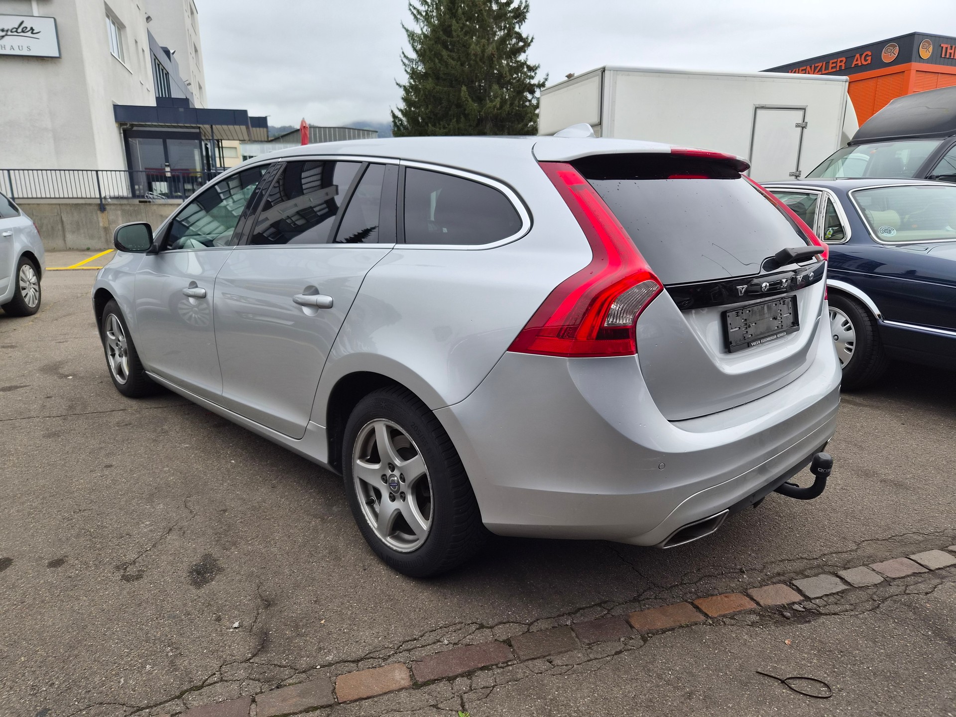 VOLVO V60 D5 AWD Momentum Geartronic-image-4