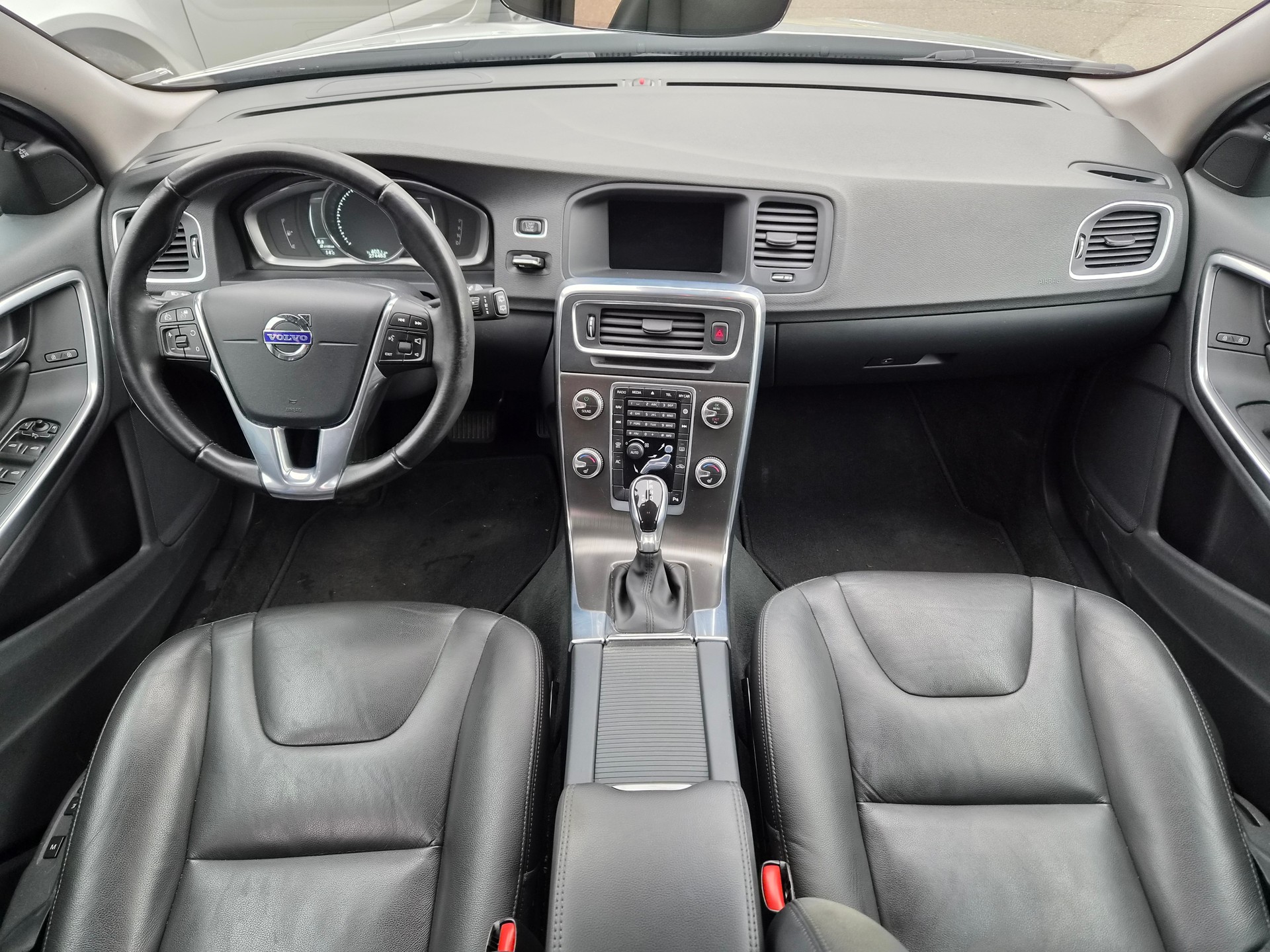 VOLVO V60 D5 AWD Momentum Geartronic-image-9