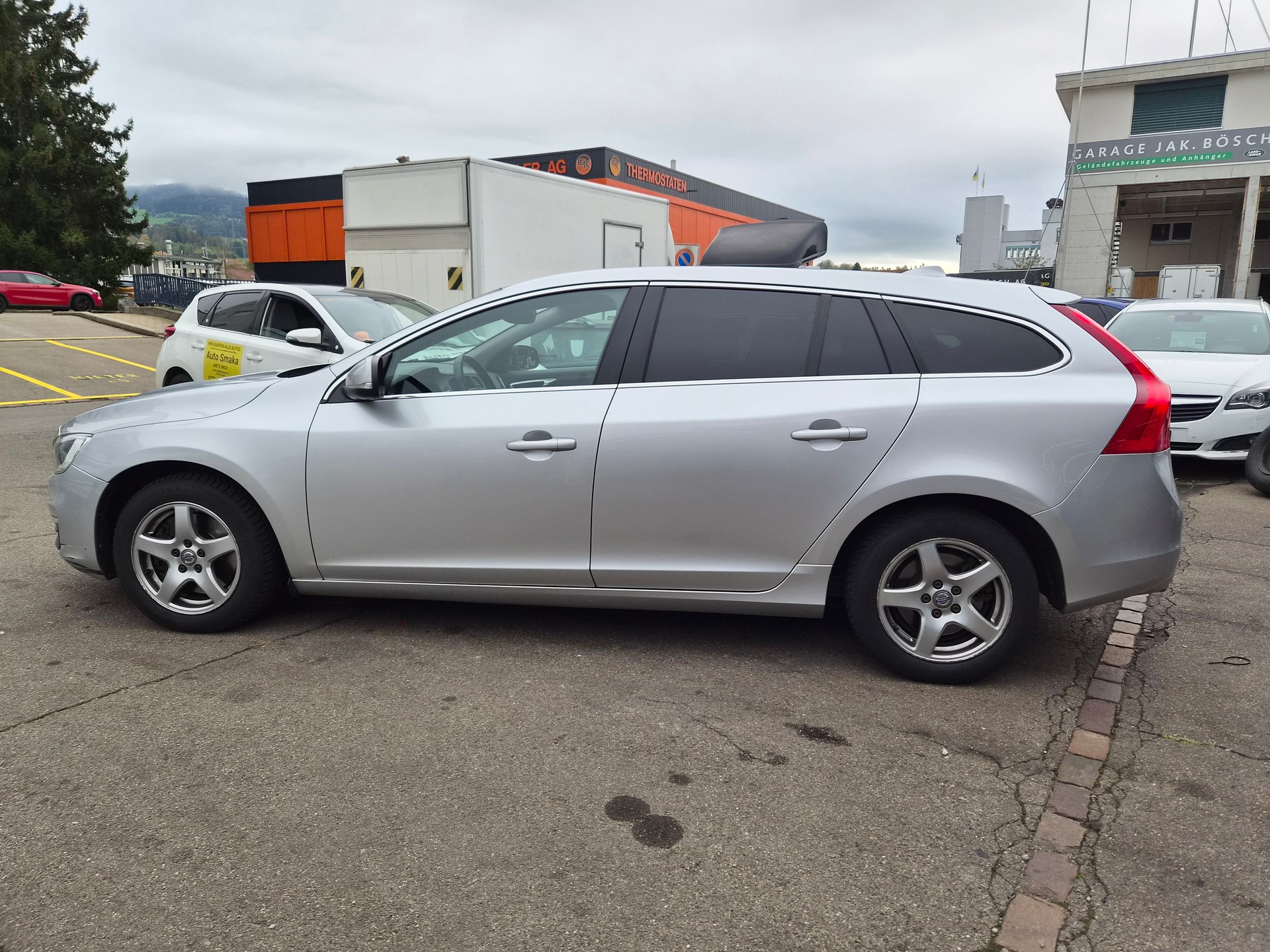 VOLVO V60 D5 AWD Momentum Geartronic-showroom-element-3
