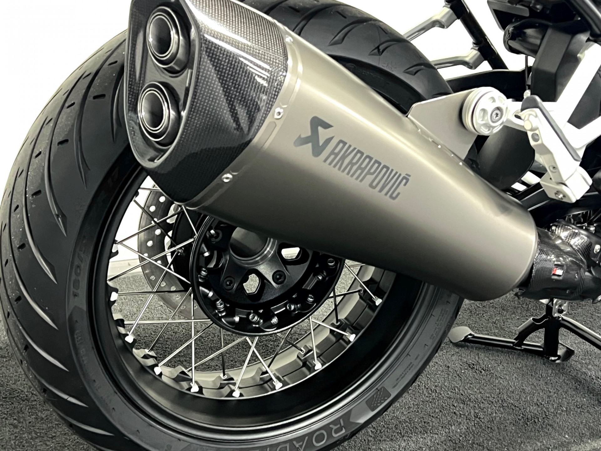 BMW R 1250 R Option 719 Frästeile, AKRAPOVIC und Option 719 Räd-showroom-element-3