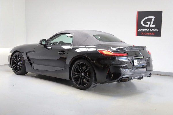BMW Z4 M40i-showroom-element-2