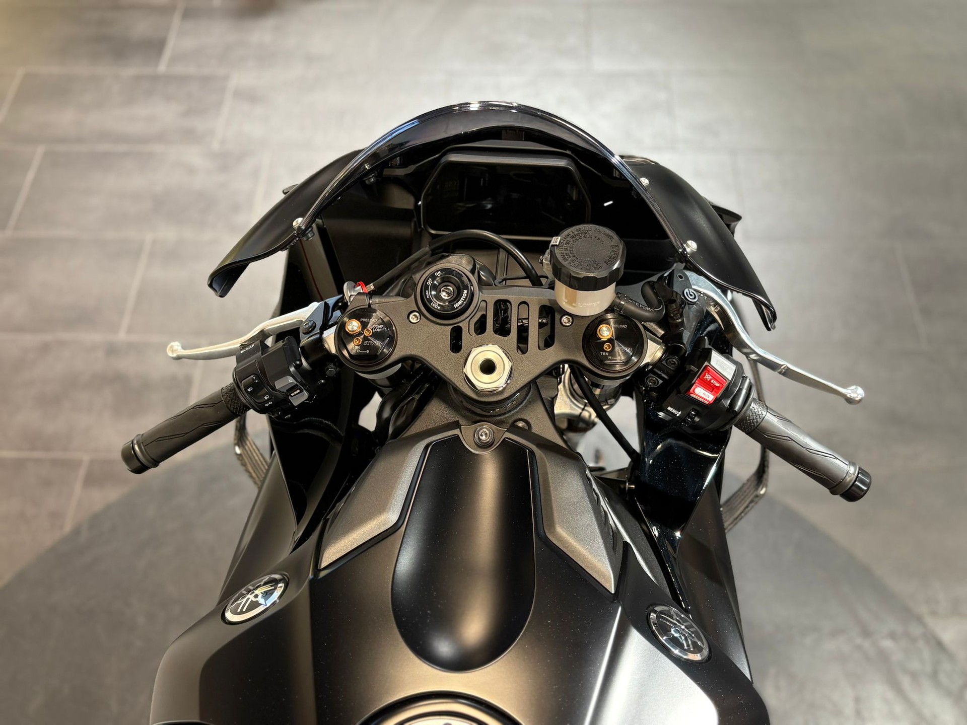 YAMAHA R1 Race-image-11