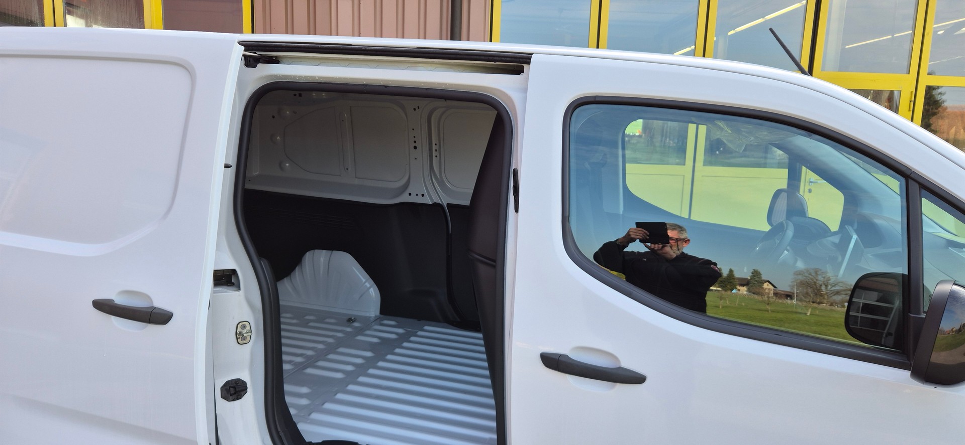 PEUGEOT e-Partner 50kWh Long-image-6