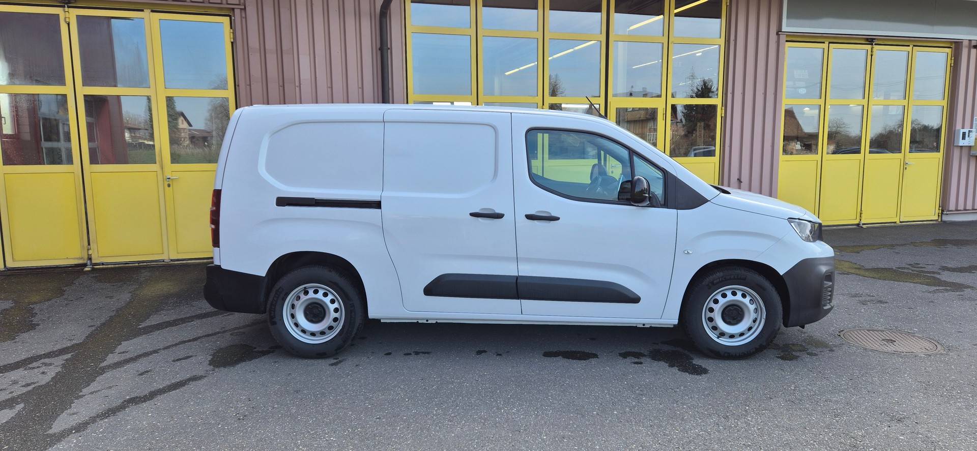 PEUGEOT e-Partner 50kWh Long-image-2