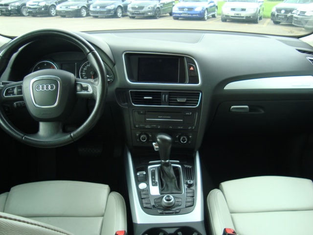AUDI Q5 2.0 TDI quattro-image-10