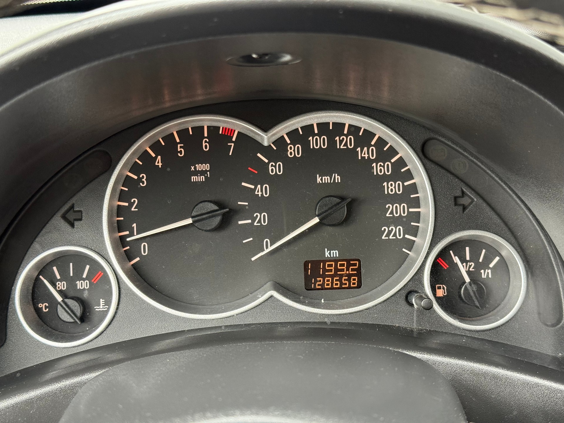 OPEL Corsa 1.2 16V Young-image-9