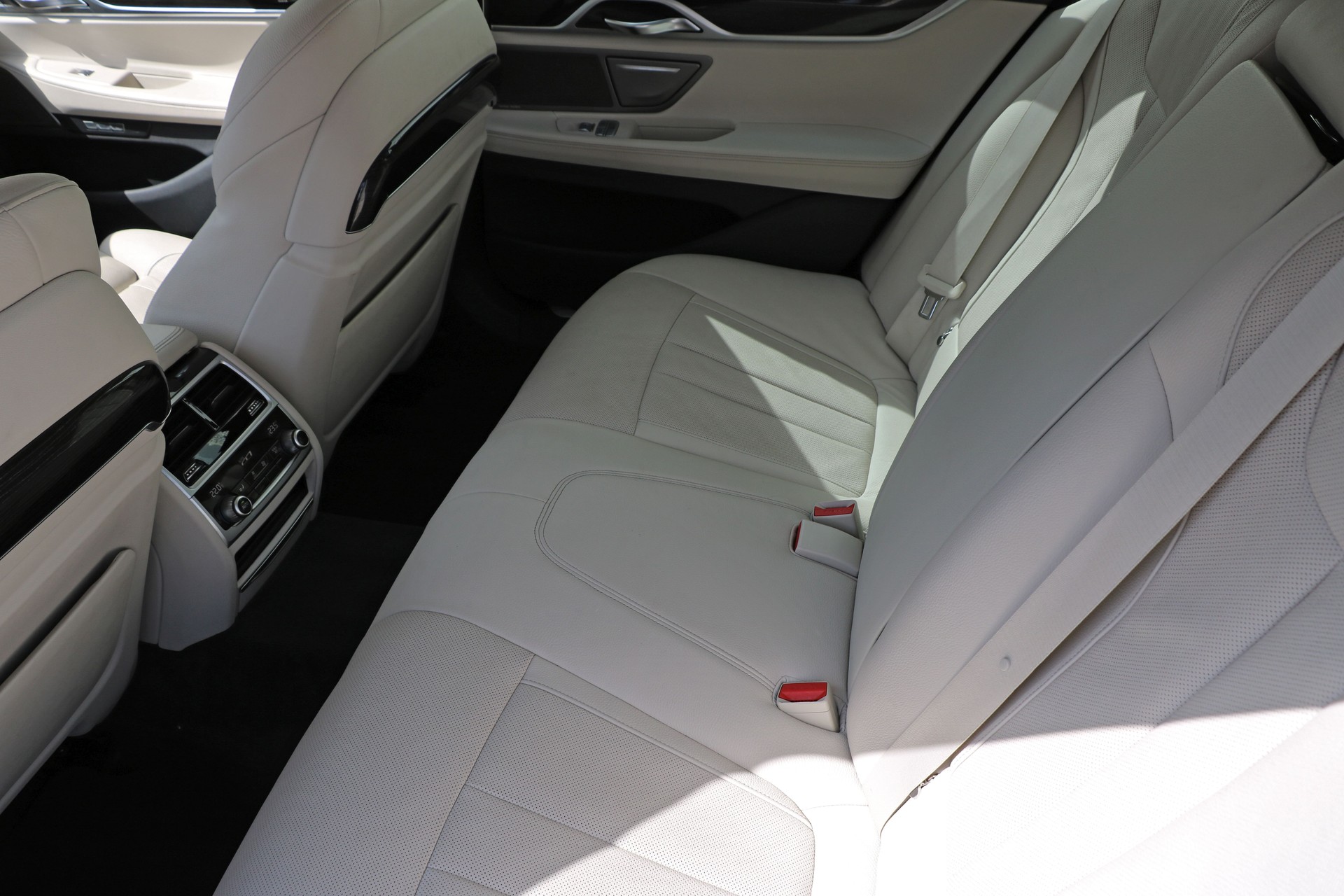 BMW 740d xDrive Steptronic-image-15