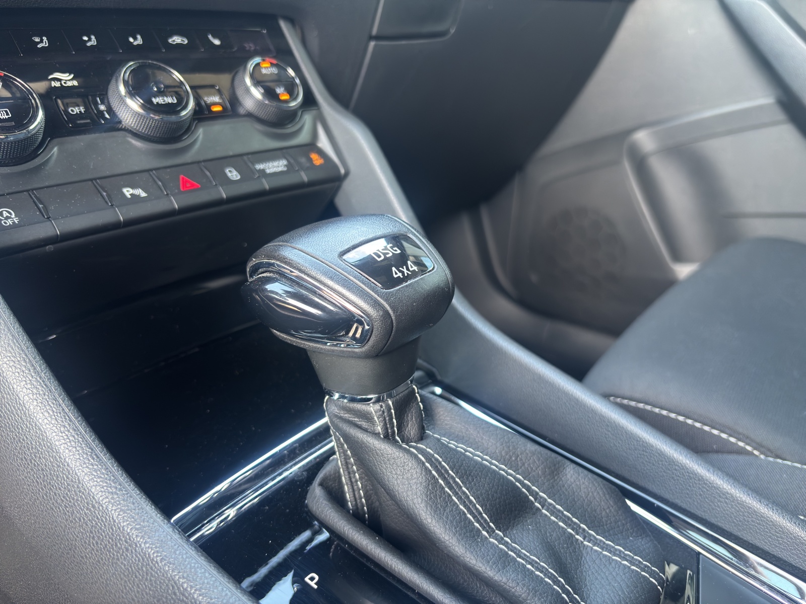 SKODA Karoq 2.0 TSI SportLine 4x4 DSG-image-9
