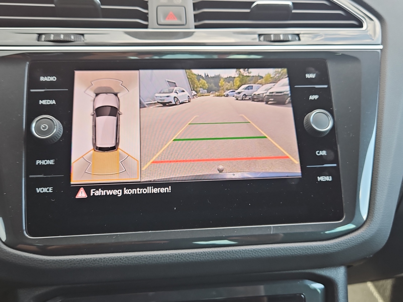 VW Tiguan 2.0 TDI SCR R-Line 4Motion DSG-image-23