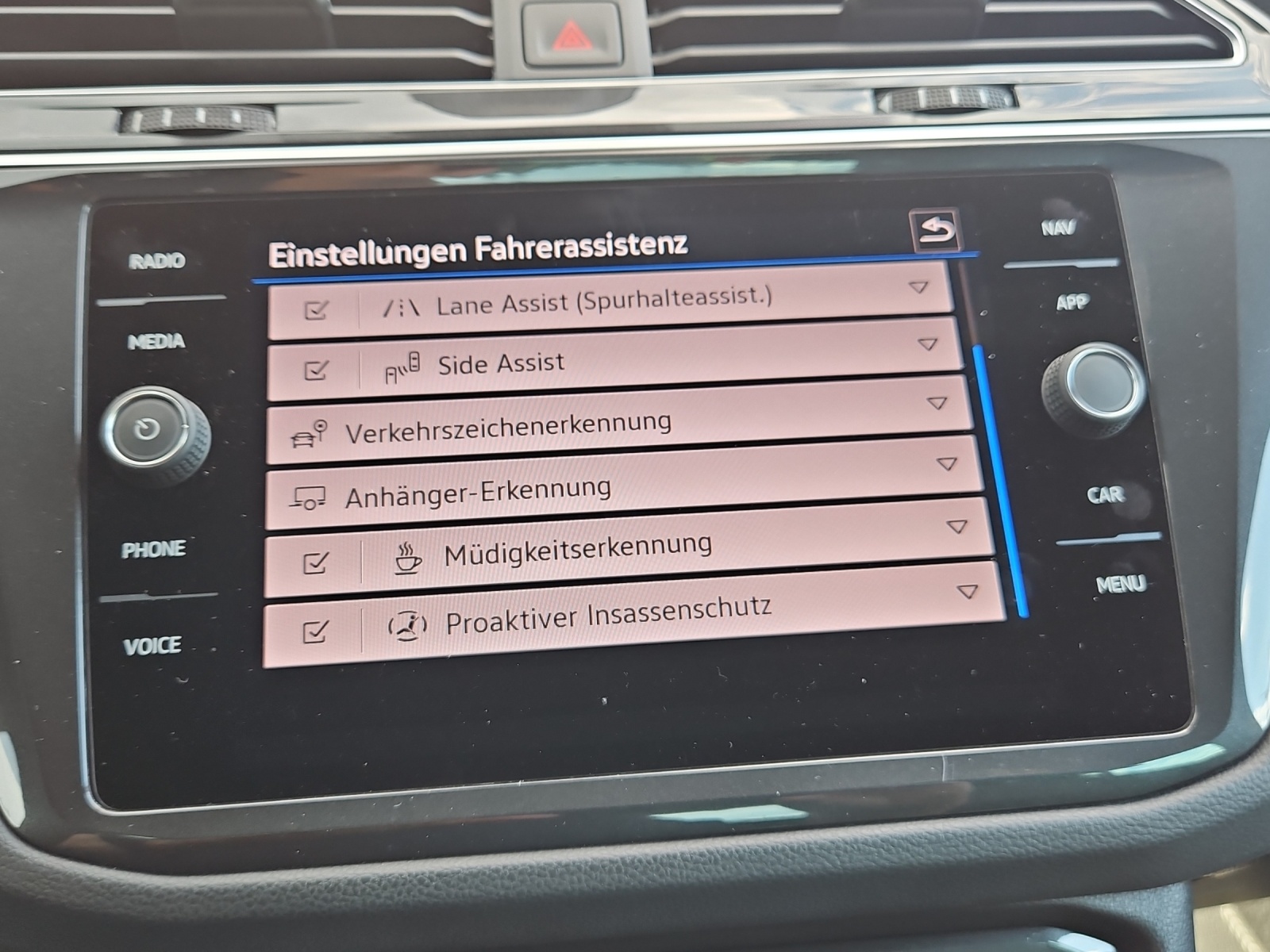 VW Tiguan 2.0 TDI SCR R-Line 4Motion DSG-image-25