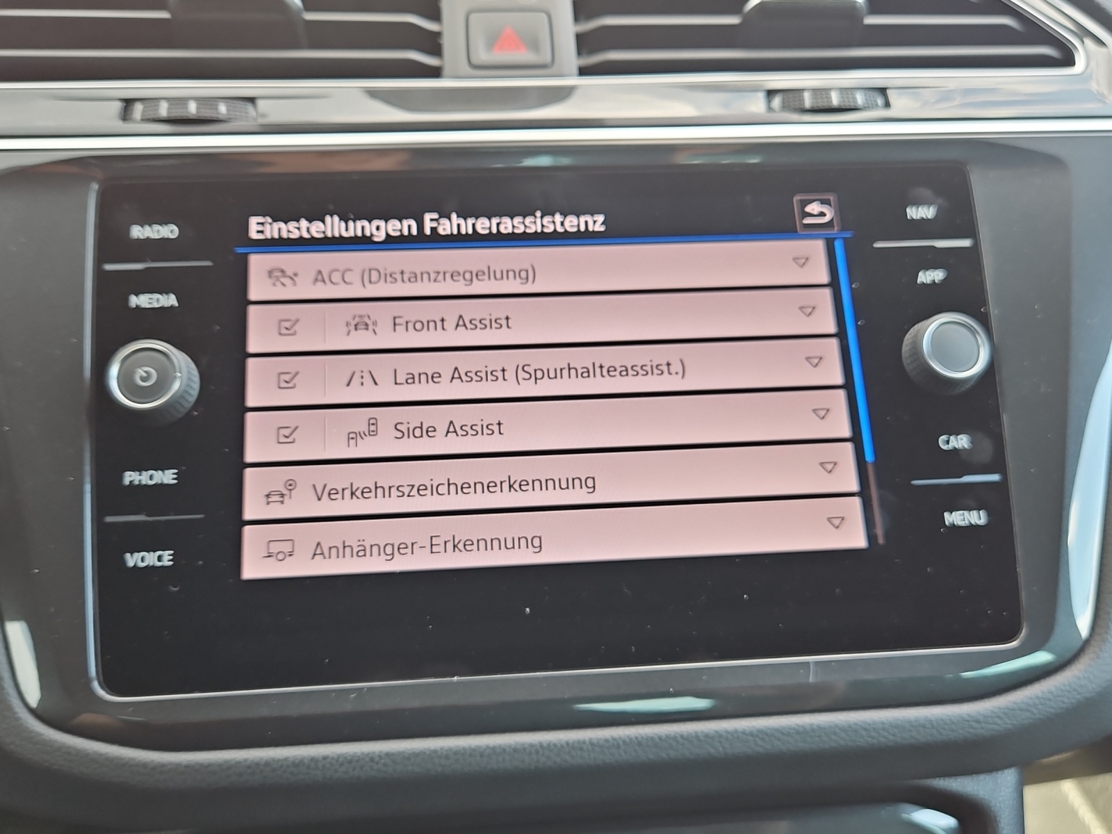 VW Tiguan 2.0 TDI SCR R-Line 4Motion DSG-image-24