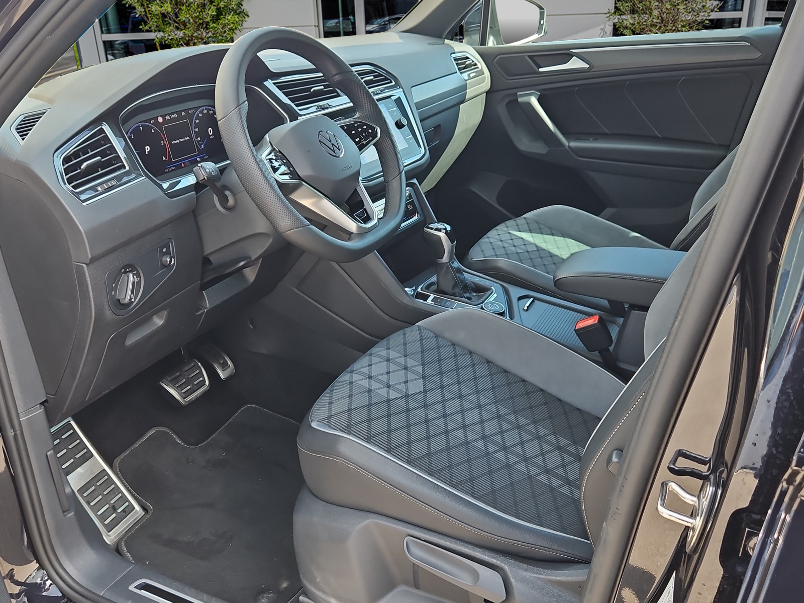 VW Tiguan 2.0 TDI SCR R-Line 4Motion DSG-image-9