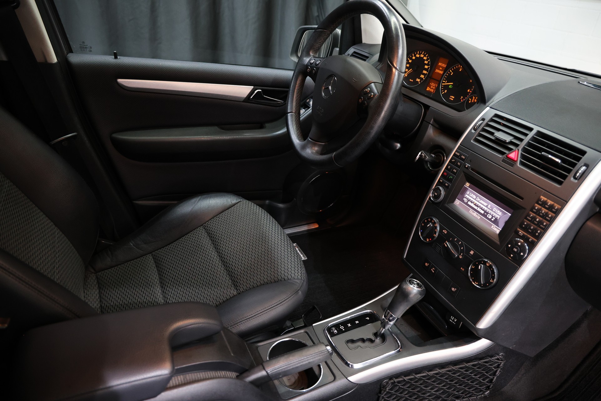MERCEDES-BENZ A 180 Avantgarde-image-14