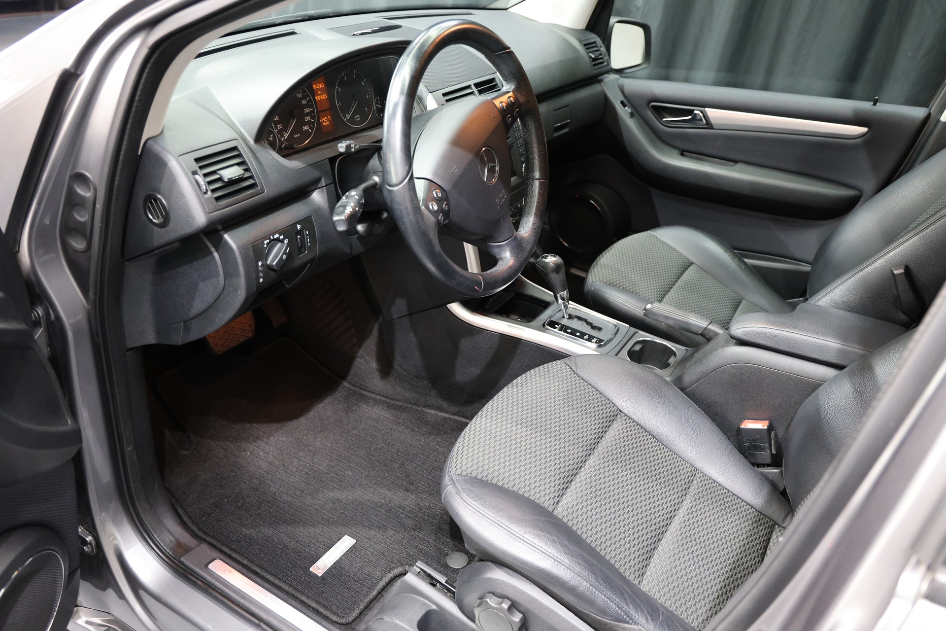 MERCEDES-BENZ A 180 Avantgarde-image-4