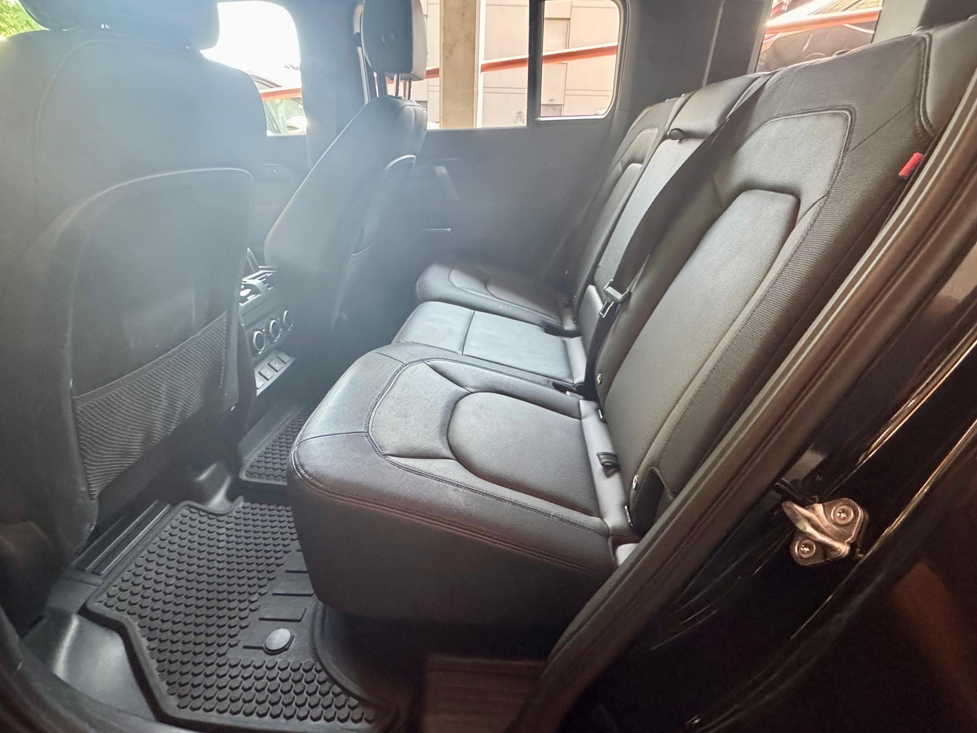 LAND ROVER Defender 110 3.0 D I6 250 X-Dynamic HSE AWD AT8-image-8