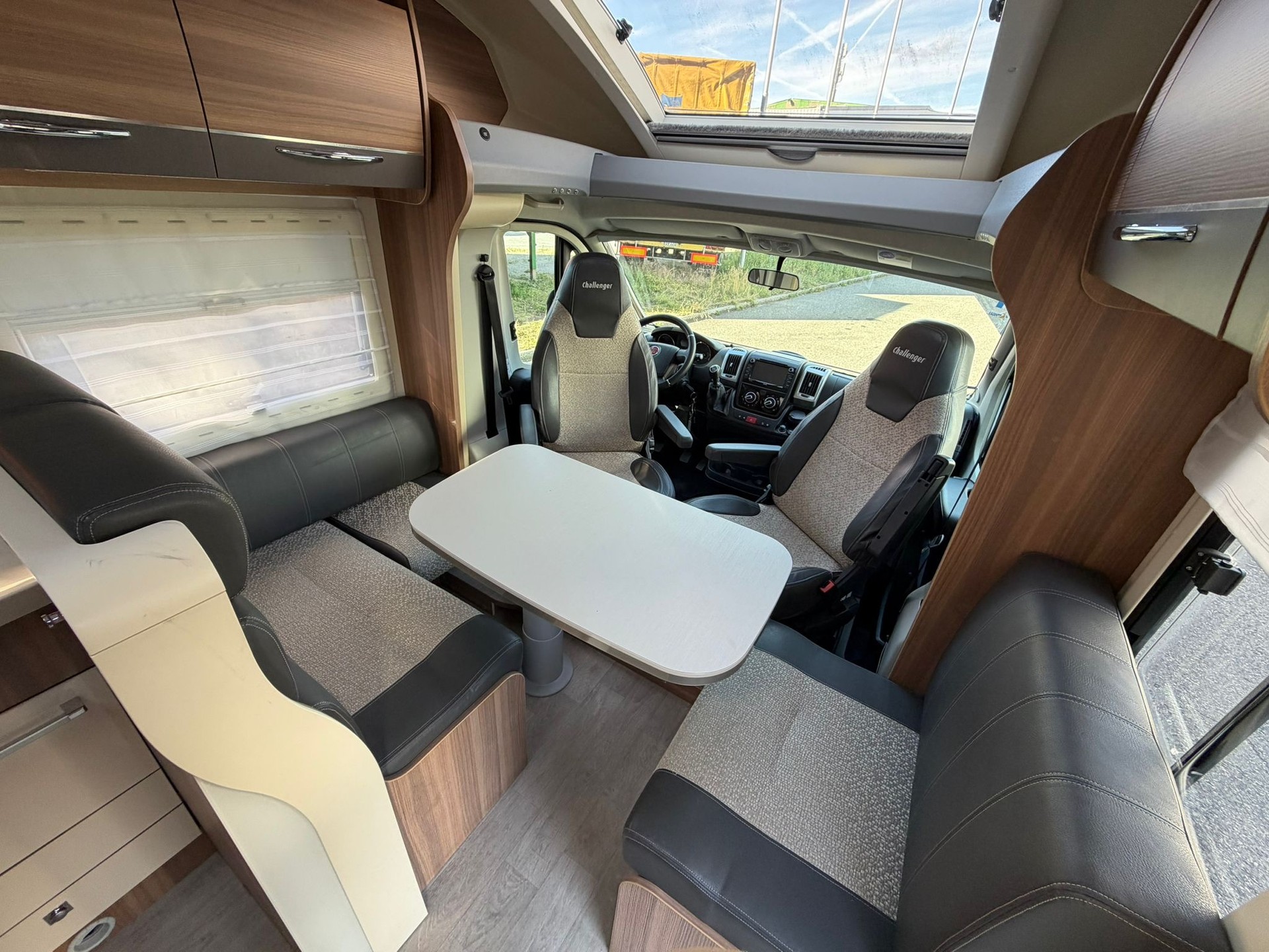 CHALLENGER Challenger 398 Mageo mit Queensbett – Top-Zustand & Einzigartiges Garantie-Paket!-image-10