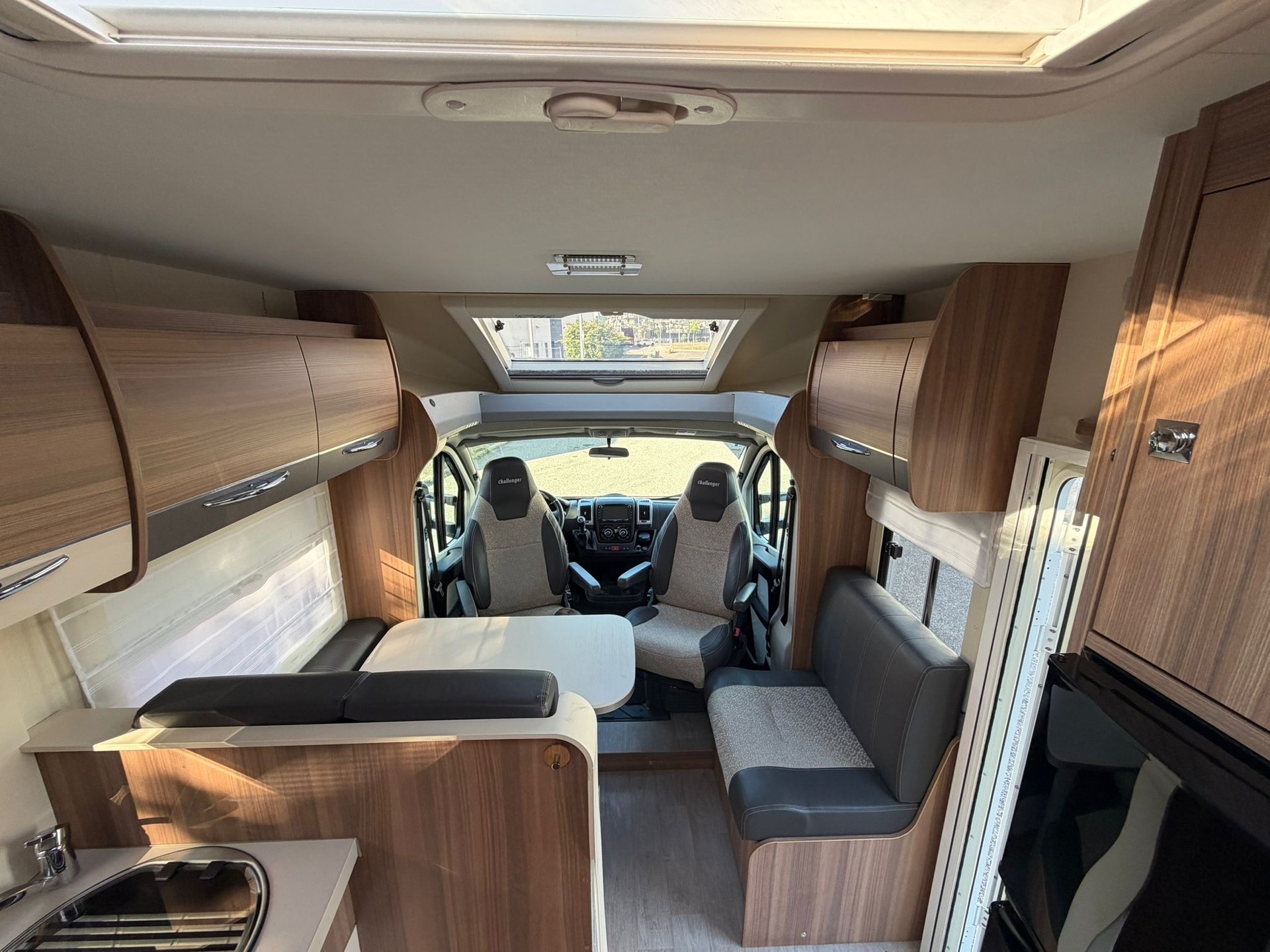 CHALLENGER Challenger 398 Mageo mit Queensbett – Top-Zustand & Einzigartiges Garantie-Paket!-image-27