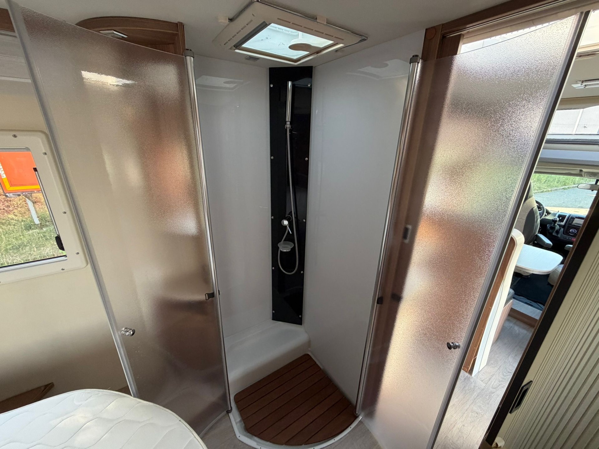 CHALLENGER Challenger 398 Mageo mit Queensbett – Top-Zustand & Einzigartiges Garantie-Paket!-image-21