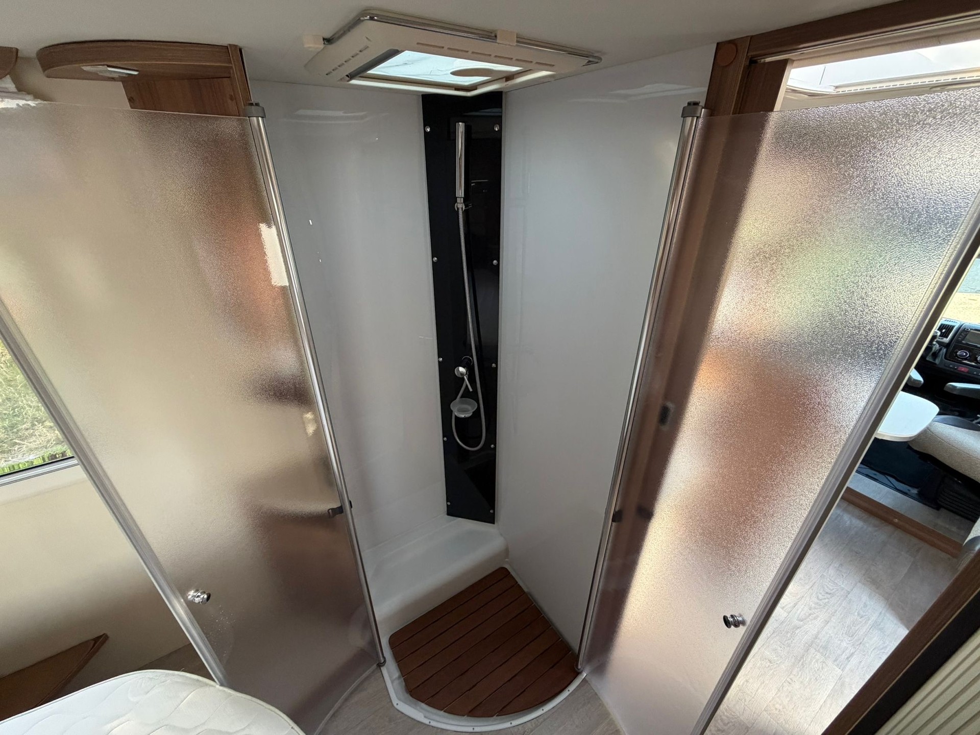 CHALLENGER Challenger 398 Mageo mit Queensbett – Top-Zustand & Einzigartiges Garantie-Paket!-image-20