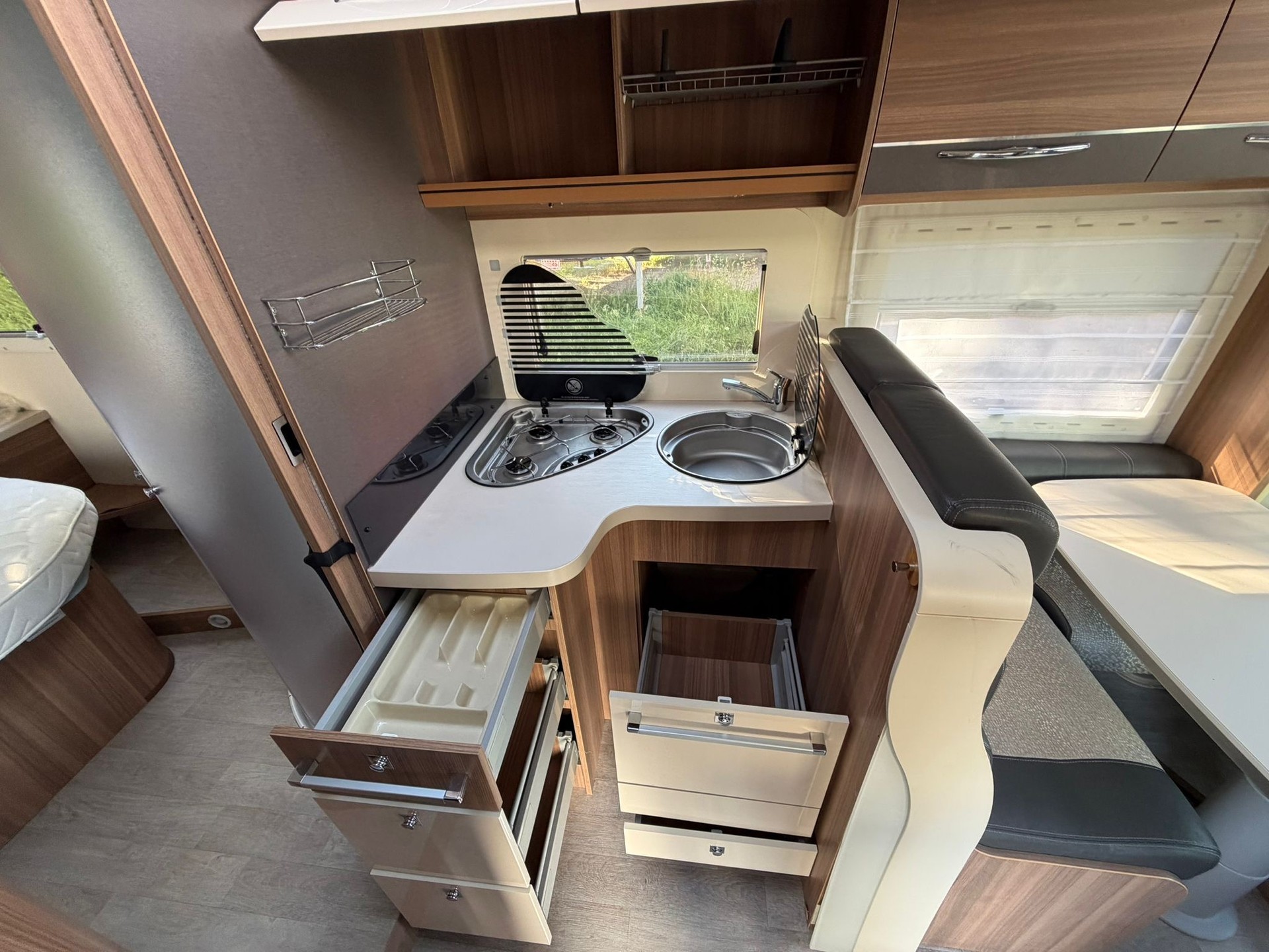 CHALLENGER Challenger 398 Mageo mit Queensbett – Top-Zustand & Einzigartiges Garantie-Paket!-image-15