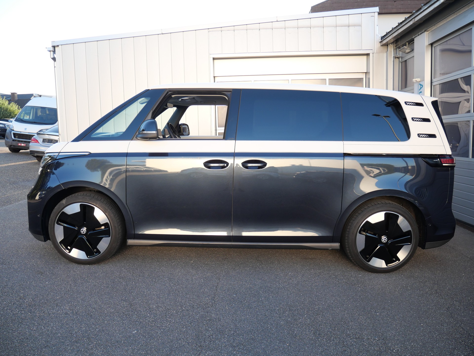 VW ID.Buzz NWB Pro *CH-Auto, Vollausstattung*-showroom-element-2