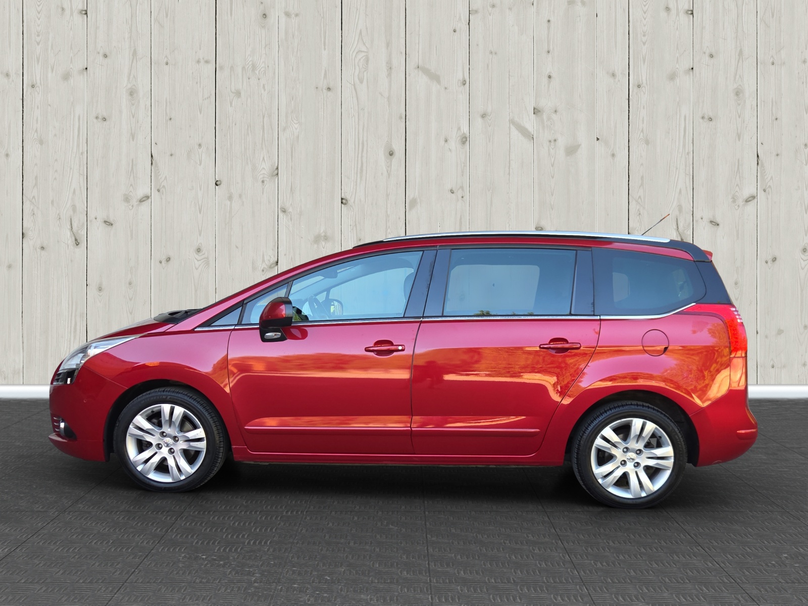 PEUGEOT 5008 1.6 16V T Family Automatic-image-3