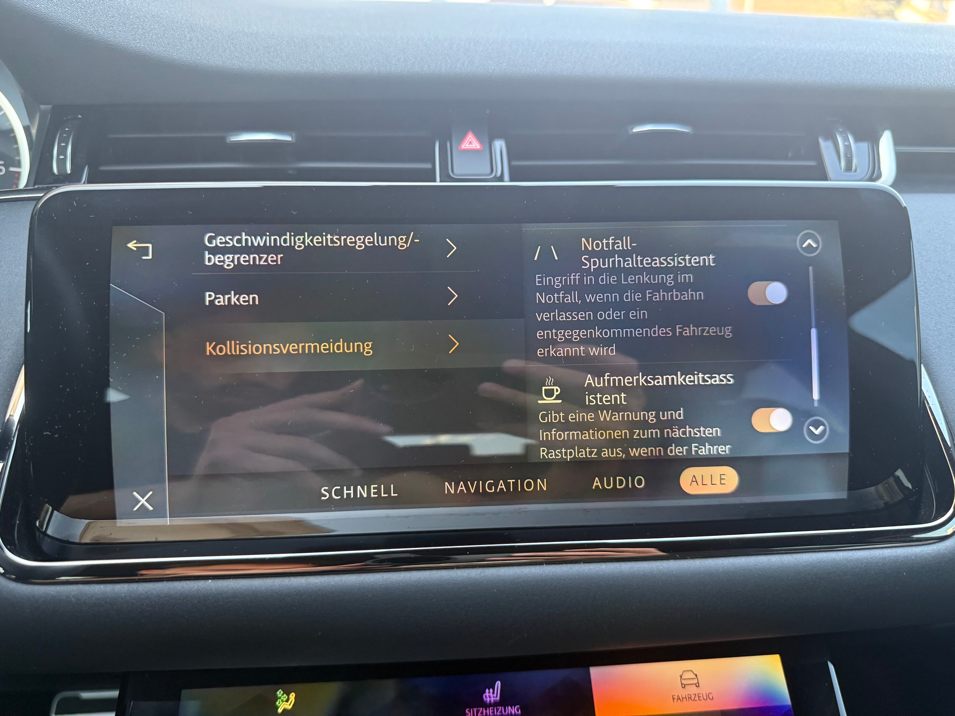 LAND ROVER Range Rover Evoque 2.0 T R-Dynamic SE-image-18