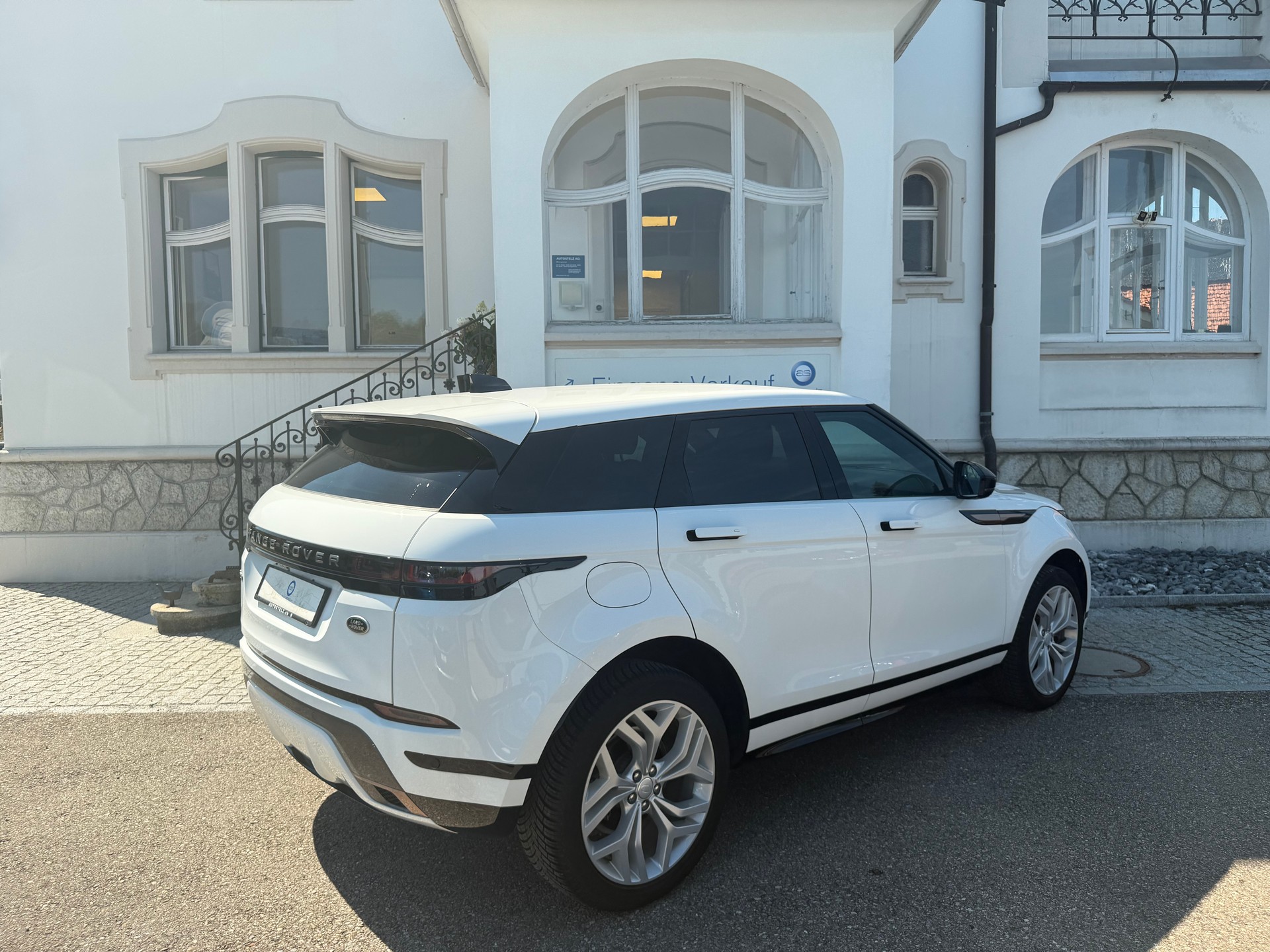 LAND ROVER Range Rover Evoque 2.0 T R-Dynamic SE-showroom-element-3