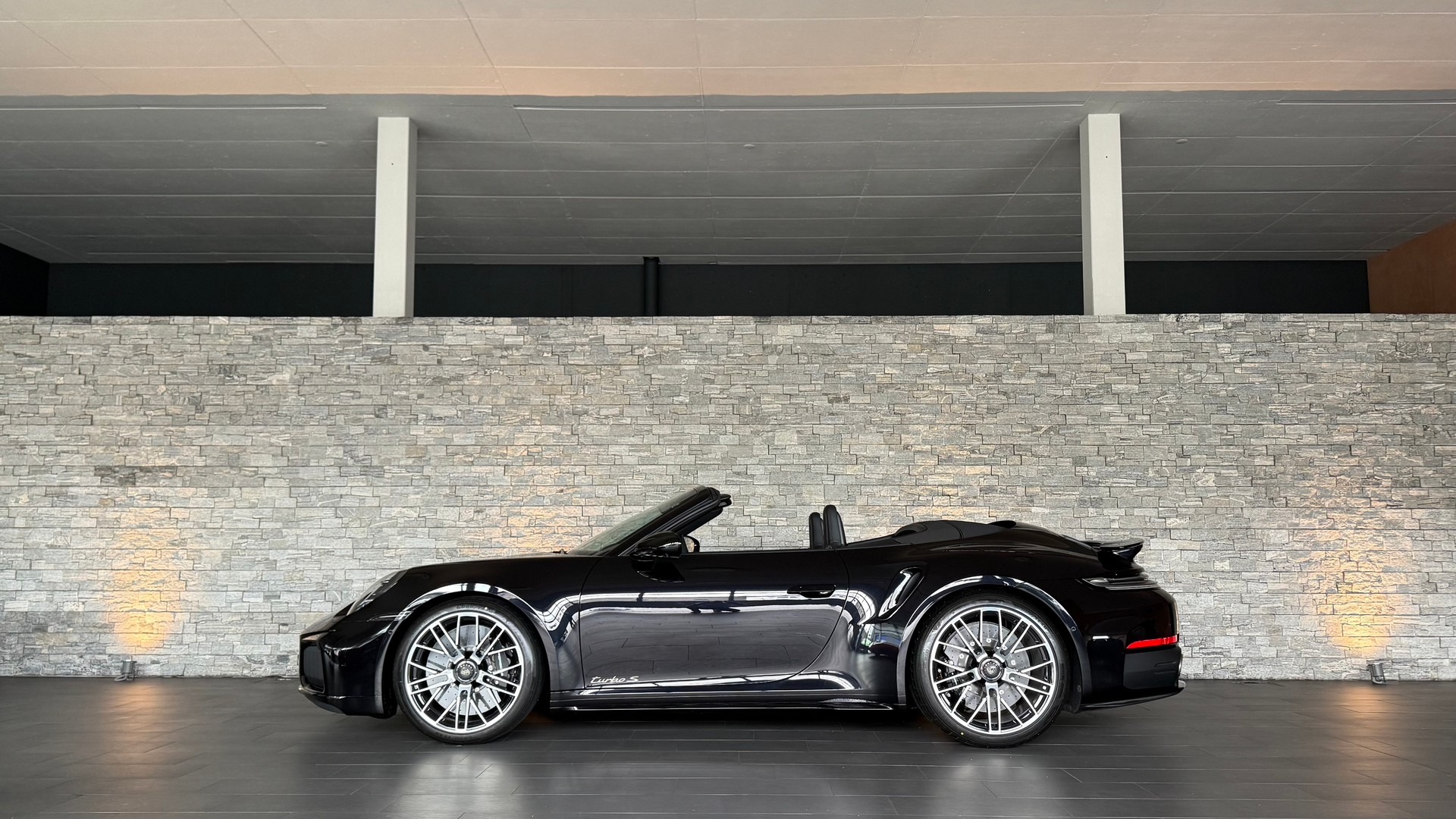 PORSCHE 911 Turbo S Cabriolet (992.2) PDK-showroom-element-1