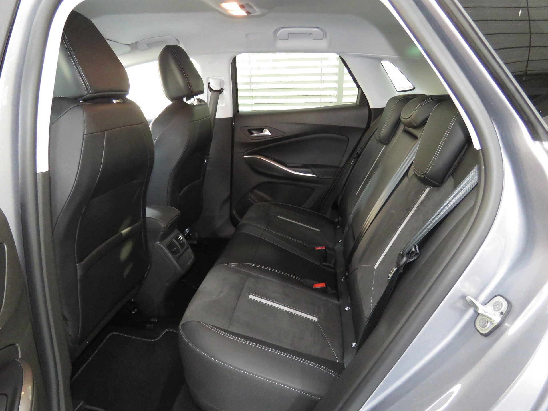 OPEL Grandland 1.6 Hybrid 4x4 GSe Automat-image-8