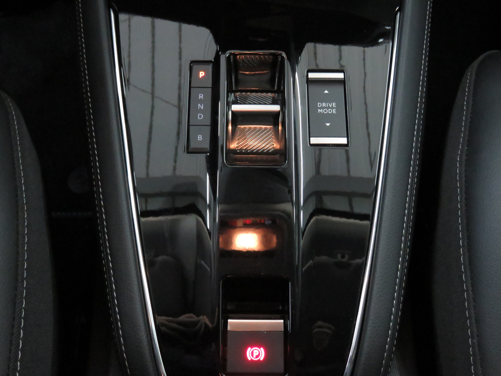 OPEL Grandland 1.6 Hybrid 4x4 GSe Automat-image-14