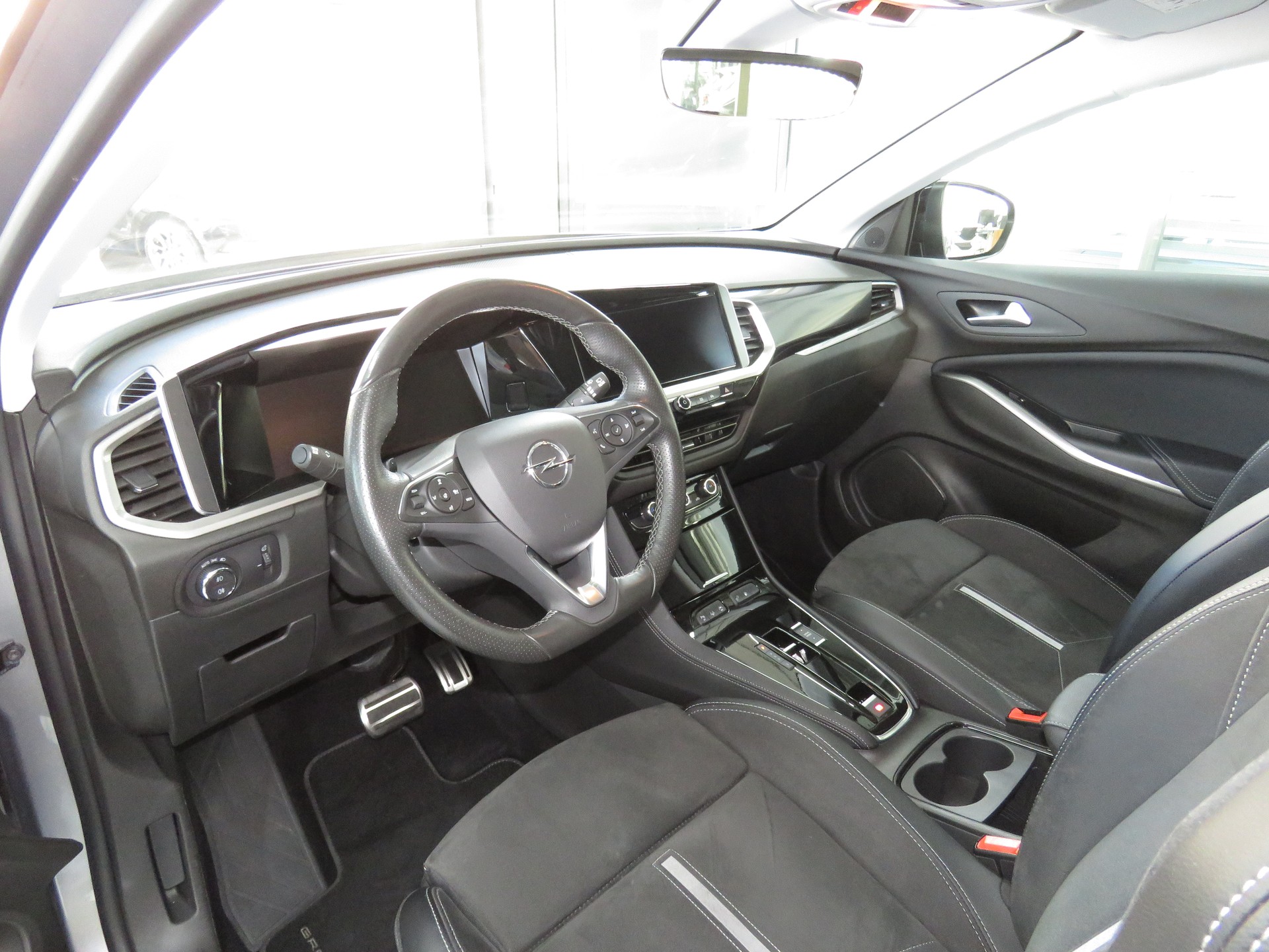 OPEL Grandland 1.6 Hybrid 4x4 GSe Automat-image-6