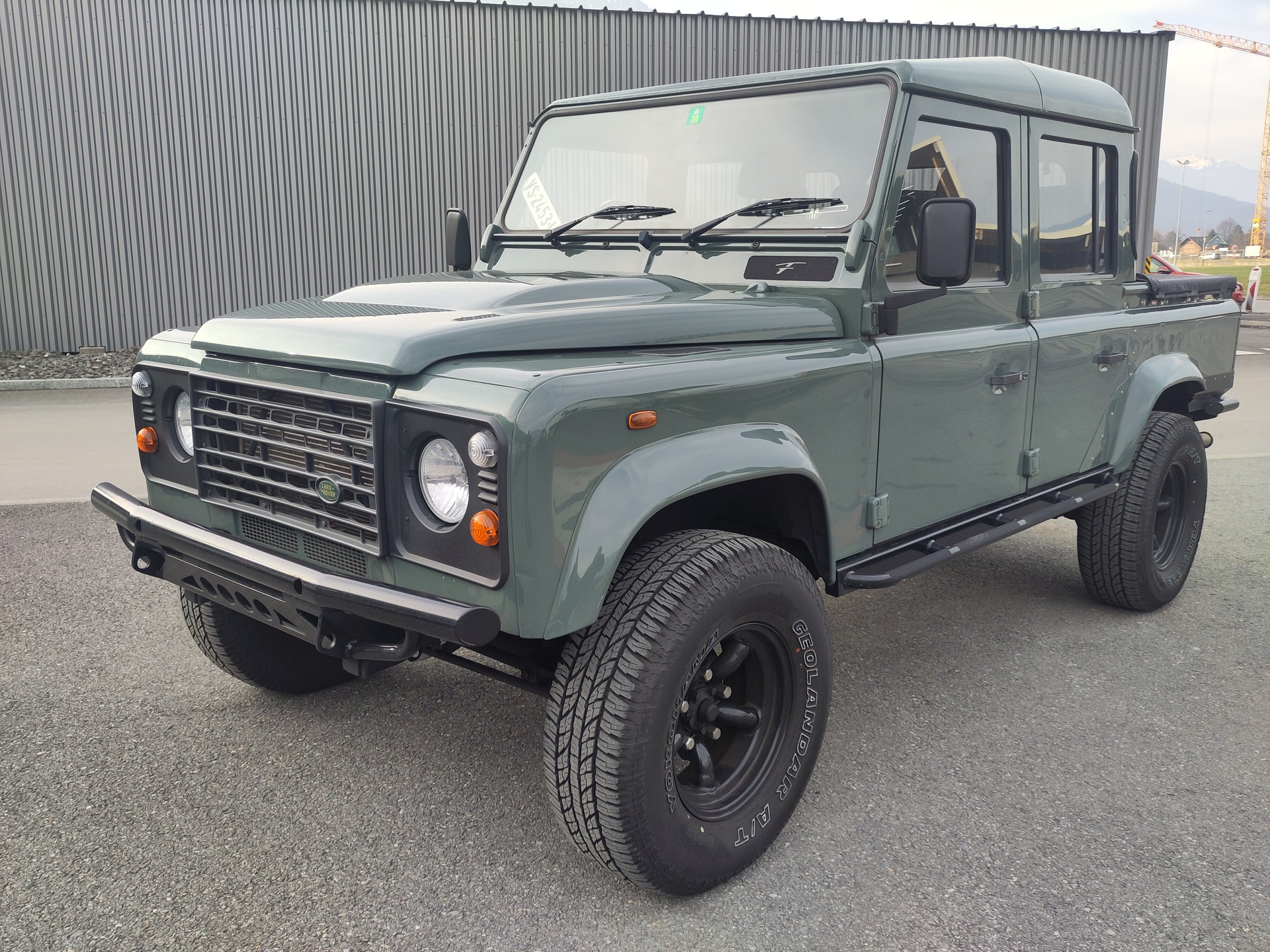 LAND ROVER Defender 110 2.4 Td4 High Capacity Pick Up-showroom-element-1