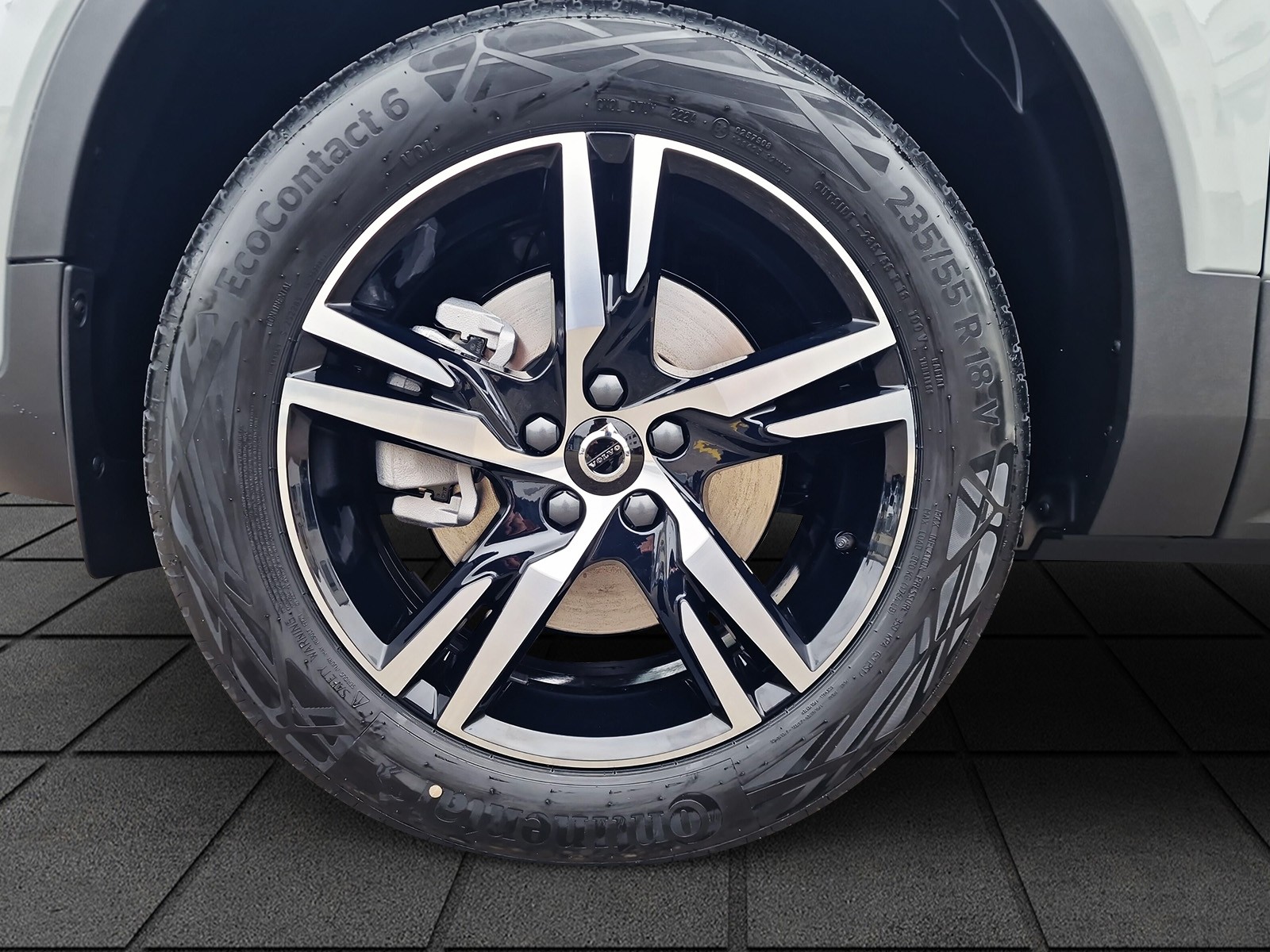 VOLVO XC40 2.0 B4 MH Plus Dark-image-4