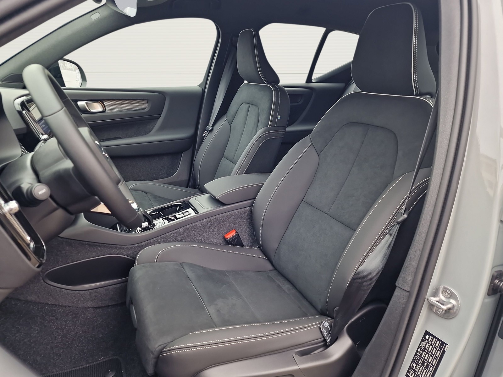 VOLVO XC40 2.0 B4 MH Plus Dark-image-7