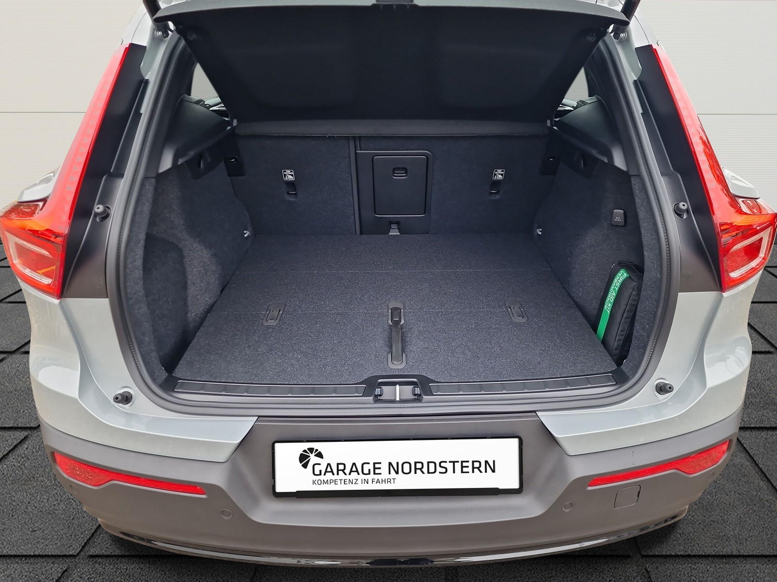VOLVO XC40 2.0 B4 MH Plus Dark-image-15
