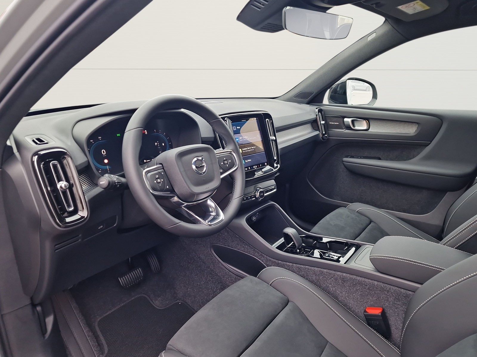 VOLVO XC40 2.0 B4 MH Plus Dark-image-6
